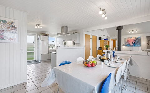 Gottfreda - 330M to the Fjord: Plafond, Sol, Sol, Design Intérieur, Domicile, Meubles, Porte, Chaise, Cuisine, Comptoir