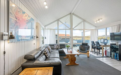 Gottfreda - 330M to the Fjord: Plafond, Domicile, Design Intérieur, Chalet, Canapé, Salon, Luminaire, Dur