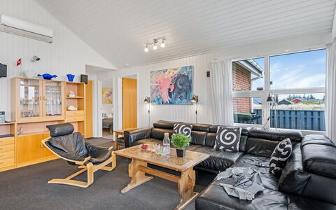 Gottfreda - 330M to the Fjord: Bois, Domicile, Plafond, Meubles, Appartement, Salon, Canapé, Dur, Parquet