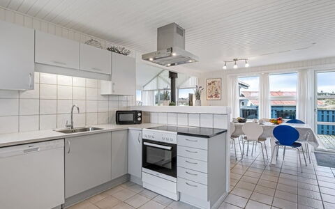 Gottfreda - 330M to the Fjord: Cuisine, Sol, Appartement, Comptoir, Principaux Appliance, Cabinetry, Appareil De Cuisine, Évier, Tuile, Électroménager