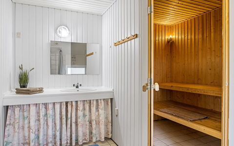 Gottfreda - 330M to the Fjord: Sol, Luminaire Plomberie, Sol, Design Intérieur, Salle De Bains, Plomberie, Robinet, Plafond, Tuile, Pièce