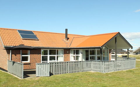 Gottfreda - 330M to the Fjord: Herbe, Maison, Toit, Domicile, Zone Résidentielle, Chalet, Lot Terre, Pelouse, Porche, Biens