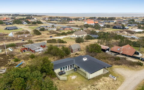 Yorik - 800M from the Sea: Bâtiment, Maison, Zone Résidentielle, Domicile, Arbuste, Toit, Chalet, Biens, Jardin