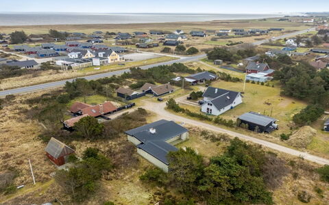 Yorik - 800M from the Sea: Bâtiment, Maison, Zone Résidentielle, Domicile, Arbuste, Toit, Chalet, Biens, Jardin