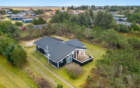 Helen - 500M to the Fjord: Herbe, Maison, Toit, Domicile, Chalet, Arbuste, Lot Terre, Zone Rurale, Ferme, Couverture De Sol
