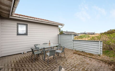 Trineke - from the Sea: Herbe, Maison, Toit, Domicile, Chalet, Arbuste, Lot Terre, Zone Rurale, Ferme, Couverture De Sol