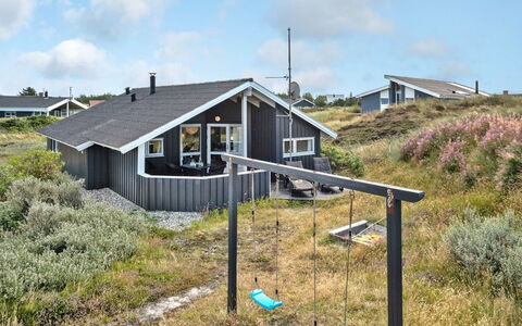 Clara - 500M from the Sea: Maison, Domicile, Toit, Chalet, Arbuste, Siding, Porte, Jardin, Ferme