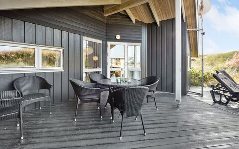 Clara - 500M from the Sea: Maison, Domicile, Toit, Chalet, Arbuste, Siding, Porte, Jardin, Ferme