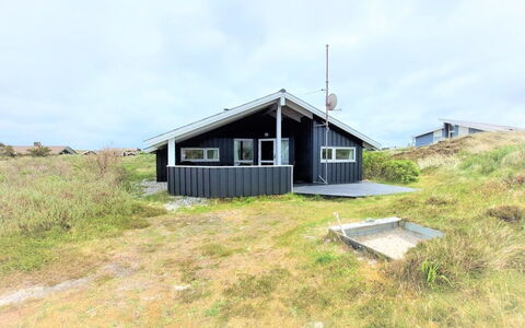 Clara - 500M from the Sea: Maison, Domicile, Toit, Chalet, Arbuste, Siding, Porte, Jardin, Ferme