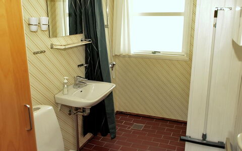 Holte - 700M to the Fjord: Lavabo, Salle De Bains, Luminaire Plomberie, Mur, Sol, Sol, Évier, Bois, Design Intérieur, Robinet