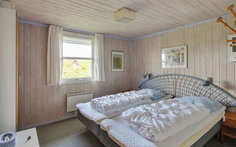 Holte - 700M to the Fjord: Chambre, Lit, Bois, Drap De Lit, Literie, Plafond, Design Intérieur, Cadre De Lit, Meubles, Sol