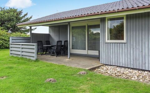 Holte - 700M to the Fjord: Siding, Porte, Chalet, Couverture De Sol, Porche, Jardin, Pelouse, Ombre, Cour, Arrière-Cour