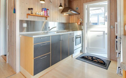 Maika - 800M to the Fjord: Cuisine, Comptoir, Sol, Appareil De Cuisine, Bois, Principaux Appliance, Design Intérieur, Cabinetry, Sol, Meubles