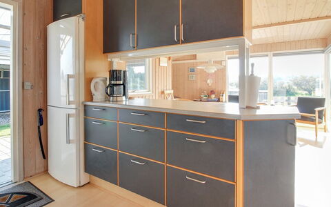 Maika - 800M to the Fjord: Design Intérieur, Meubles, Cuisine, Comptoir, Bois, Sol, Cabinetry, Appareil De Cuisine, Sol, Éclairage