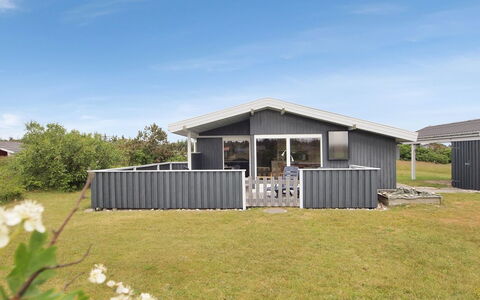 Maika - 800M to the Fjord: Toit, Maison, Domicile, Chalet, Siding, Biens, Allée, Batiments Jardin, Cour, Cabanon
