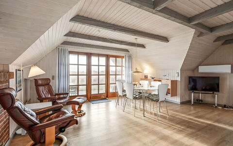 Vangja - 700M to the Fjord: Maison, Domicile, Toit, Chalet, Arbuste, Siding, Porte, Jardin, Ferme