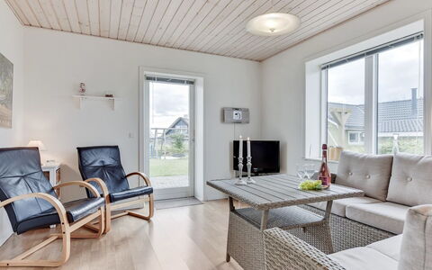 Matthias - 400M to the Fjord: Sol, Bois, Sol, Parquet, Design Intérieur, Meubles, Plafond, Domicile, Salon, Chaise