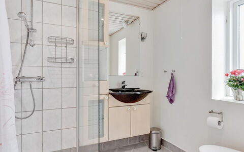 Matthias - 400M to the Fjord: Salle De Bains, Luminaire Plomberie, Sol, Design Intérieur, Sol, Évier, Lavabo, Toilette, Robinet, Plomberie