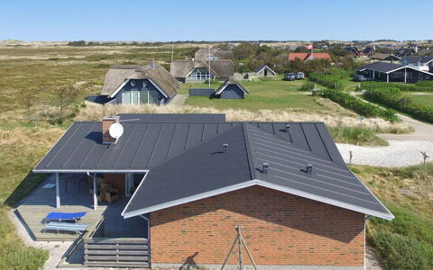 Sorella - 800M from the Sea: Maison, Toit, Domicile, Chalet, Cabanon, Batiments Jardin, Siding, Cour, Cabane En Rondins, Cabane
