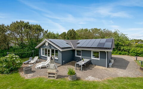 Ludvig - from the Sea: Maison, Chalet, Toit, Batiments Jardin, Ombre, Cabanon, Arrière-Cour, Mobilier De Jardin, Cour, Pelouse