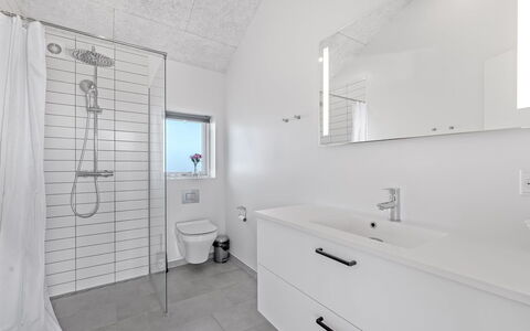Niesina - from the Sea: Luminaire Plomberie, Sol, Sol, Design Intérieur, Salle De Bains, Plomberie, Plafond, Tuile, Robinet, Évier