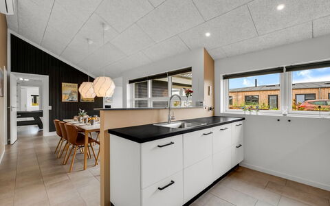 Niesina - from the Sea: Sol, Cuisine, Design Intérieur, Plafond, Bois, Comptoir, Sol, Luminaire, Cabinetry, Domicile