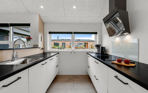 Niesina - from the Sea: Cuisine, Comptoir, Design Intérieur, Plafond, Sol, Cabinetry, Luminaire, Appareil De Cuisine, Principaux Appliance, Cuisinière