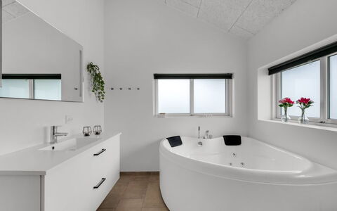 Niesina - from the Sea: Luminaire Plomberie, Salle De Bains, Design Intérieur, Plafond, Sol, Baignoire, Sol, Robinet, Évier, Plomberie