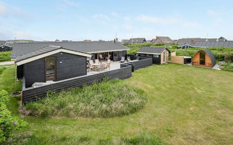 Leleks - 200M from the Sea: Arbuste, Design Urbain, Couverture De Sol, Brique, Appartement, Biens, Brickwork, Balcon, Aménagement Paysager