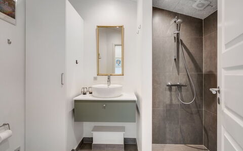 Temelko - 200M from the Sea: Salle De Bains, Luminaire Plomberie, Design Intérieur, Sol, Mur, Sol, Toilette, Lavabo, Évier, Siège De Toilette