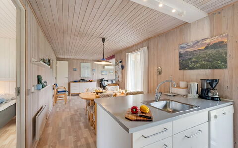 Steffen - 450M to the Fjord: Bois, Cuisine, Design Intérieur, Sol, Comptoir, Plafond, Meubles, Sol, Domicile, Pièce