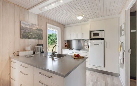 Steffen - 450M to the Fjord: Cuisine, Comptoir, Bois, Sol, Design Intérieur, Sol, Appareil De Cuisine, Plafond, Meubles, Cabinetry
