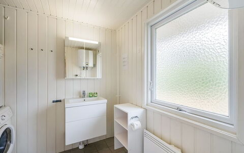 Steffen - 450M to the Fjord: Bois, Sol, Plafond, Sol, Luminaire Plomberie, Plomberie, Pièce, Robinet, Salle De Bains, Armoire De Toilette
