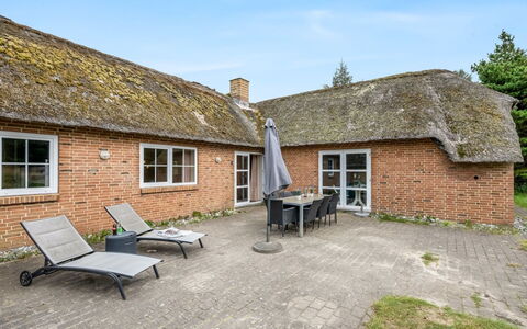 Hedi - 900M from the Sea: Maison, Toit, Domicile, Chalet, Cabanon, Batiments Jardin, Siding, Cour, Cabane En Rondins, Cabane