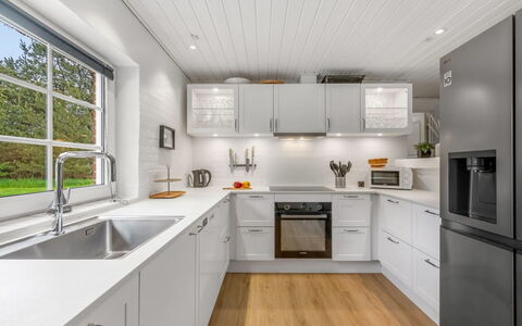 Nilla - 2.1Km from the Sea: Cuisine, Bois, Sol, Plafond, Comptoir, Appareil De Cuisine, Design Intérieur, Cabinetry, Principaux Appliance, Électroménager
