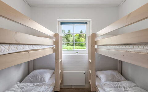 Nilla - 2.1Km from the Sea: Bois, Lit Superposé, Dur, Chambre, Tache De Bois, Planche, Dortoir, Hôtel, Lit, Cadre De Lit