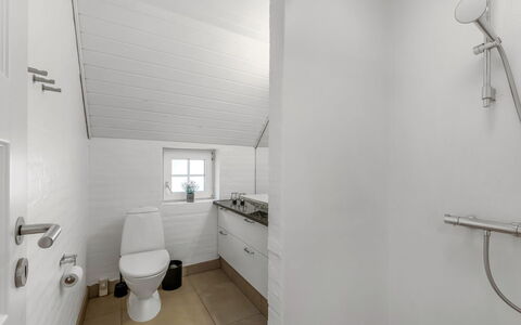 Nilla - 2.1Km from the Sea: Luminaire Plomberie, Sol, Salle De Bains, Sol, Plafond, Toilette, Plomberie, Design Intérieur, Robinet, Évier
