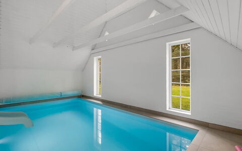 Nilla - 2.1Km from the Sea: Sol, Plafond, Sol, Piscine, Grenier, Conception, Daylighting, Faisceau, Hôtel