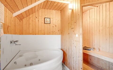 Sofie - 150M from the Sea: Baignoire, Luminaire Plomberie, Bois, Sol, Salle De Bains, Sol, Design Intérieur, Plafond, Plomberie, Éclairage