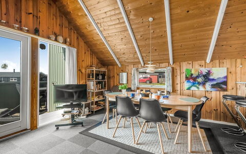 Sofie - 150M from the Sea: Bois, Plafond, Design Intérieur, Sol, Sol, Pièce, Chaise, Salon, Dur, Table Cuisine Et Salle A Manger