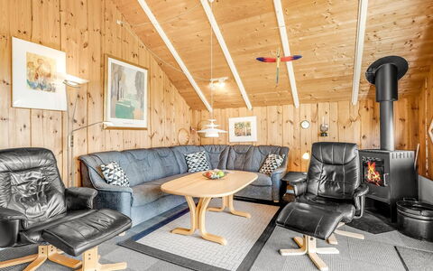 Sofie - 150M from the Sea: Bois, Meubles, Domicile, Chalet, Maison, Plafond, Cabane En Rondins, L'Hiver, Luminaire, Salon
