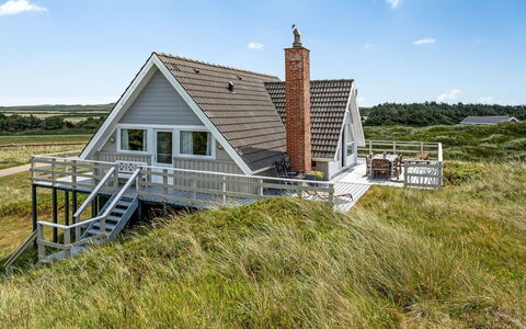 Agga - 200M from the Sea: Domicile, Maison, Chalet, Architecture, Toit, Ferme, Biens, Pente, Porche, Prairie