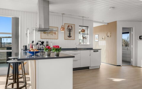 Withger - 300M from the Sea: Sol, Cuisine, Bois, Design Intérieur, Sol, Meubles, Parquet, Comptoir, Principaux Appliance, Appareil De Cuisine