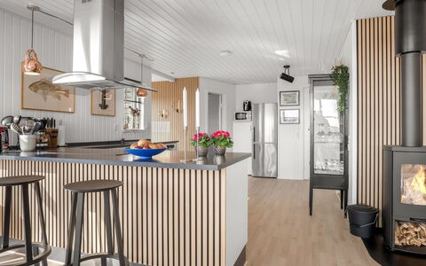 Withger - 300M from the Sea: Bois, Design Intérieur, Meubles, Sol, Plafond, Sol, Luminaire, Comptoir, Électroménager, Cuisine