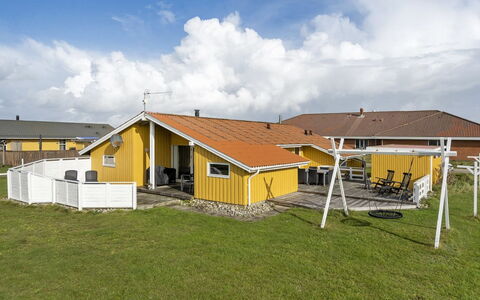 Hebba - 300M from the Sea: Chalet, Jardin, Siding, Batiments Jardin, Ombre, Cour, Arrière-Cour, Pelouse, Ferme, Aménagement Paysager