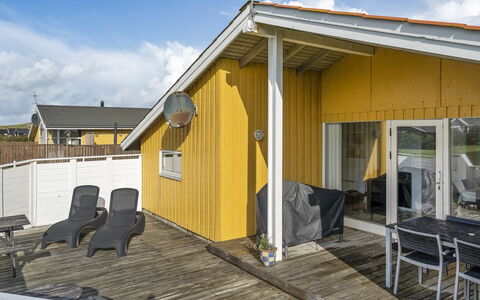 Hebba - 300M from the Sea: Chalet, Jardin, Siding, Batiments Jardin, Ombre, Cour, Arrière-Cour, Pelouse, Ferme, Aménagement Paysager