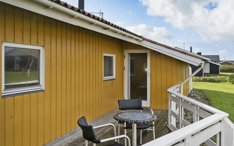 Hebba - 300M from the Sea: Chalet, Jardin, Siding, Batiments Jardin, Ombre, Cour, Arrière-Cour, Pelouse, Ferme, Aménagement Paysager