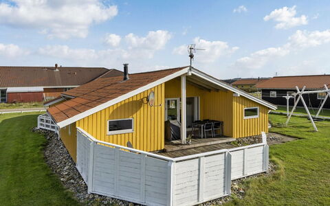 Hebba - 300M from the Sea: Chalet, Jardin, Siding, Batiments Jardin, Ombre, Cour, Arrière-Cour, Pelouse, Ferme, Aménagement Paysager