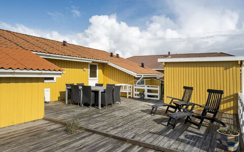 Hebba - 300M from the Sea: Chalet, Jardin, Siding, Batiments Jardin, Ombre, Cour, Arrière-Cour, Pelouse, Ferme, Aménagement Paysager