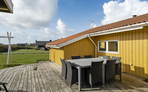 Hebba - 300M from the Sea: Chalet, Jardin, Siding, Batiments Jardin, Ombre, Cour, Arrière-Cour, Pelouse, Ferme, Aménagement Paysager